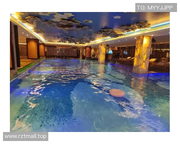 以室外泳池为核心打造奢华休闲空间体验畅游与放松的完美结合